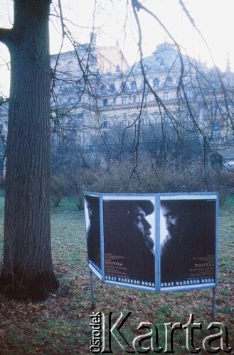 1980, Kraków, Polska.
Ustawione na Plantach nieopodal Teatru im. Juliusza Słowackiego plakaty teatralne do sztuki Karola Wojtyły 