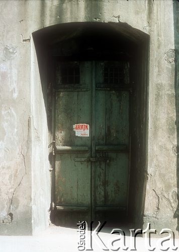 1980, Kraków, Polska.
Opozycyjny solidarnościowy plakat informujący o strajku ostrzegawczym przyklejony na drzwiach kamienicy. 
Fot. Piotr Dylik, zbiory Ośrodka KARTA