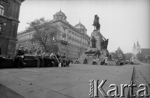 1980, Kraków, Polska.
Krakowianie pod Pomnikiem Grunwaldzkim na placu Jana Matejki. Pomnik, wzniesiony według projektu Antoniego Wiwulskiego i Franciszka Blacka w 500. rocznicę bitwy pod Grunwaldem, został w 1939 roku zburzony przez Niemców. Zrekonstruowano go w 1976 roku.
Fot. Piotr Dylik, zbiory Ośrodka KARTA