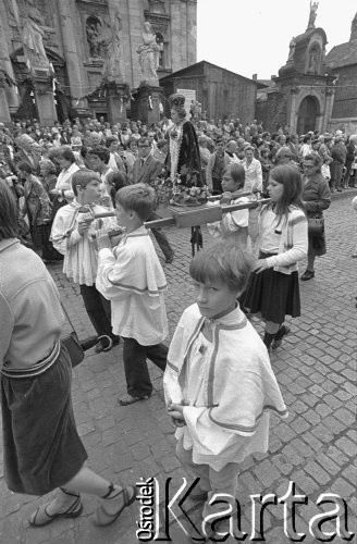 1980, Kraków, Polska.
Obchody Święta Bożego Ciała. Uroczysta procesja przechodzi ulicą Grodzką obok barokowego kościoła Piotra i Pawła.
Fot. Piotr Dylik, zbiory Ośrodka KARTA