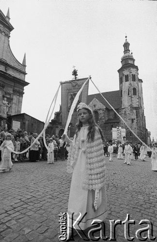 1980, Kraków, Polska.
Obchody Święta Bożego Ciała. Uroczysta procesja przechodzi ulicą Grodzką obok barokowego kościoła Piotra i Pawła. Na dalszym planie kościół Św. Andrzeja.
Fot. Piotr Dylik, zbiory Ośrodka KARTA