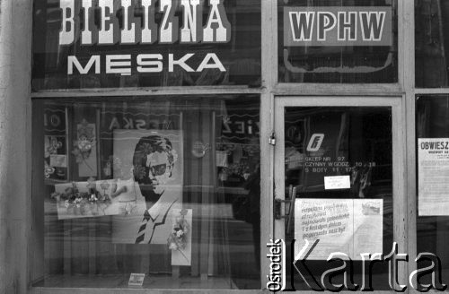 1980, Kraków, Polska.
Sklep WPHW z męską bielizną. Na szybie sklepu propagandowe, partyjne ogłoszenia krytyczne wobec propozycji Solidarności Wiejskiej.
Fot. Piotr Dylik, zbiory Ośrodka KARTA