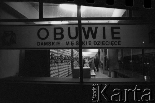 1980, Kraków, Polska.
Sklep z obuwiem.
Fot. Piotr Dylik, zbiory Ośrodka KARTA