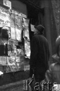 12.1980, Kraków, Polska.
Prawdopodobnie ulica Sienna na Starym Mieście. Mężczyzna czyta ogłoszenia. Jedno z nich zawiadamia o spotkaniu z księdzem Józefem Tischnerem 08. grudnia.
Fot. Piotr Dylik, zbiory Ośrodka KARTA