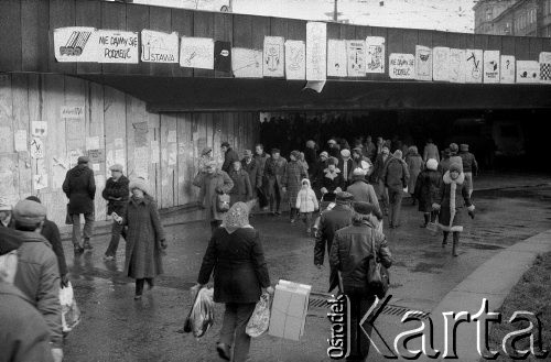 1980, Kraków, Polska.
Przechodnie przy przejściu podziemnym pod skrzyżowaniem ulic Basztowej, Westerplatte, Lubicz i Pawiej. Widok od strony ul. Basztowej.
Fot. Piotr Dylik, zbiory Ośrodka KARTA
