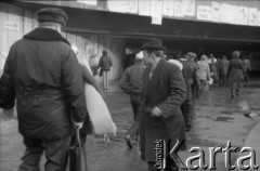 1980, Kraków, Polska.
Przechodnie przy przejściu podziemnym pod skrzyżowaniem ulic Basztowej, Westerplatte, Lubicz i Pawiej. Widok od strony ul. Basztowej.
Fot. Piotr Dylik, zbiory Ośrodka KARTA