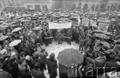 1980, Kraków, Polska.
Niezależna manifestacja na Rynku Głównym. Demonstranci domagają się uwolnienia więźniów politycznych.
Fot. Piotr Dylik, zbiory Ośrodka KARTA