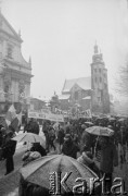 1980, Kraków, Polska.
Niezależna manifestacja przechodzi ulicą Grodzką przy kościele Św. Piotra i Pawła. Demonstranci domagają się uwolnienia więźniów politycznych.
Fot. Piotr Dylik, zbiory Ośrodka KARTA