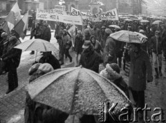 1980, Kraków, Polska.
Niezależna manifestacja przechodzi ulicą Grodzką przy kościele Św. Piotra i Pawła. Demonstranci domagają się uwolnienia więźniów politycznych.
Fot. Piotr Dylik, zbiory Ośrodka KARTA