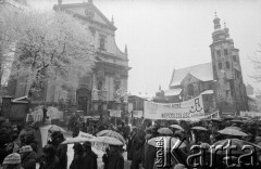 1980, Kraków, Polska.
Niezależna manifestacja przechodzi ulicą Grodzką przy kościele Św. Piotra i Pawła. Demonstranci domagają się uwolnienia więźniów politycznych.
Fot. Piotr Dylik, zbiory Ośrodka KARTA