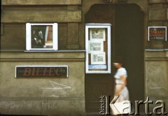 1980, Kraków, Polska.
Wejście do kamienicy przy ulicy Karmelickiej 50, gdzie do lat 90. mieścił sie Zakład Fotograficzny Pawła Bielca. W witrynie, po lewej stronie od wejścia, wystawione wykonane w zakładzie zdjęcie portretowe 19-letniego Karola Wojtyły.
Fot. Piotr Dylik, zbiory Ośrodka KARTA