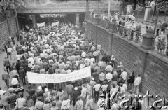 25.05.1981, Kraków, Polska.
Uczestnicy niezależnej demonstracji. Na transparencie widać napis 