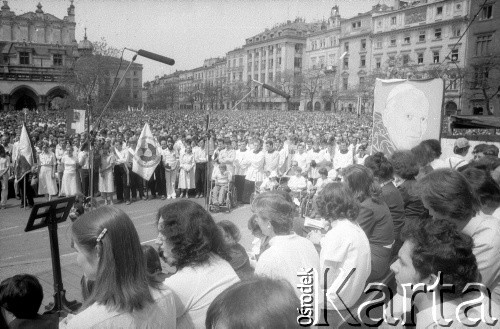 17.05.1981, Kraków, Polska.
Uczestnicy Białego Marszu na Rynku Głównym. Wzięło w nim udział ok. 300 tys. ludzi. Został zorganizowany po zamachu na Jana Pawła II.
Fot. Piotr Dylik, zbiory Ośrodka KARTA