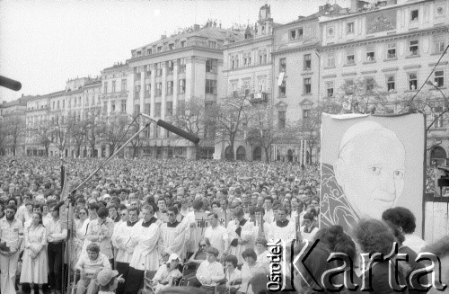 17.05.1981, Kraków, Polska.
Uczestnicy Białego Marszu na Rynku Głównym. Wzięło w nim udział ok. 300 tys. ludzi. Został zorganizowany po zamachu na Jana Pawła II.
Fot. Piotr Dylik, zbiory Ośrodka KARTA