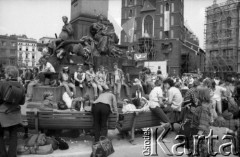 17.05.1981, Kraków, Polska.
Uczestnicy Białego Marszu na pomnikiem Adama Mickiewicza. Wzięło w nim udział ok. 300 tys. ludzi. Został zorganizowany po zamachu na Jana Pawła II.
Fot. Piotr Dylik, zbiory Ośrodka KARTA