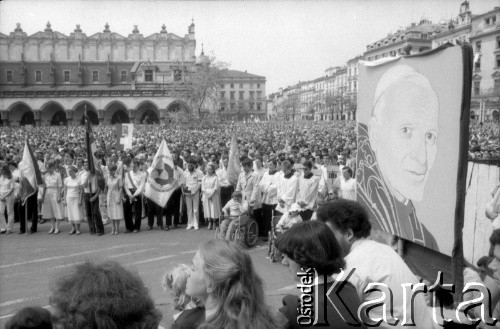 17.05.1981, Kraków, Polska.
Uczestnicy Białego Marszu na Rynku Głównym. Wzięło w nim udział ok. 300 tys. ludzi. Został zorganizowany po zamachu na Jana Pawła II.
Fot. Piotr Dylik, zbiory Ośrodka KARTA