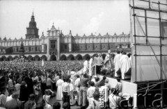 17.05.1981, Kraków, Polska.
Uczestnicy Białego Marszu na Rynku Głównym. Wzięło w nim udział ok. 300 tys. ludzi. Został zorganizowany po zamachu na Jana Pawła II.
Fot. Piotr Dylik, zbiory Ośrodka KARTA