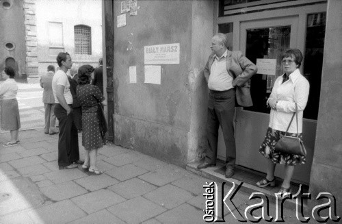 Maj 1981, Kraków, Polska.
Przechodnie czytają treść ogłoszenia o Białym Marszu, który zorganizowano po próbie zamachu na Jana Pawła II.
Fot. Piotr Dylik, zbiory Ośrodka KARTA