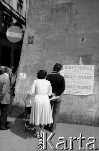 Maj 1981, Kraków, Polska.
Przechodnie czytają treść ogłoszenia o Białym Marszu, który zorganizowano po próbie zamachu na Jana Pawła II.
Fot. Piotr Dylik, zbiory Ośrodka KARTA