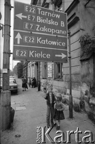 1981, Kraków, Polska.
Dzieci pod znakiem drogowym.
Fot. Piotr Dylik, zbiory Ośrodka Karta.