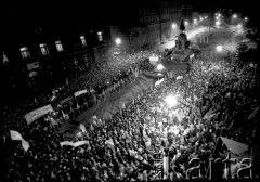 11.11.1981, Kraków, Polska.
Demonstracja przed Grobem Nieznanego Żołnierza. Nad tłumem powiewają transparenty i flagi.
Fot. Piotr Dylik, zbiory Ośrodka Karta.