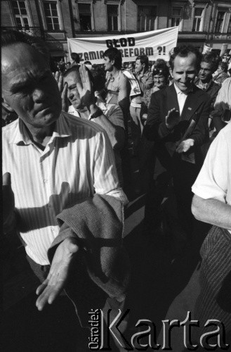 1981, Kraków, Polska.
Demonstracja niezależna. W głębi widać transparent z napisem: 