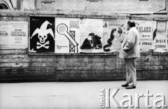 1981, Kraków, Polska.
Mężczyzna przy afiszach.
Fot. Piotr Dylik, zbiory Ośrodka Karta.