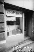1981, Kraków, Polska.
Zapałki w witrynie sklepu spożywczego.
Fot. Piotr Dylik, zbiory Ośrodka Karta.