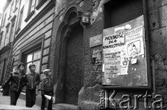 Marzec 1981, Kraków, Polska.
Krakowska ulica - przechodnie mijają druki opozycyjne (dotyczące aresztowania braci Kowalczyków, strajku studenckiego i wolności mediów).
Fot. Piotr Dylik, zbiory Ośrodka Karta.