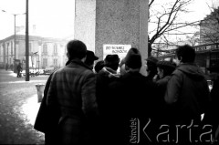 Styczeń 1981, Kraków, Polska.
Lektura ogłoszenia dotyczącego wprowadzenia sobót wolnych od pracy.
Fot. Piotr Dylik, zbiory Ośrodka Karta.