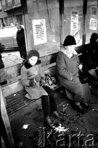 1981, Kraków, Polska.
Przystanek komunikacji miejskiej - na szybie druki opozycyjne dotyczące Solidarności Wiejskiej (