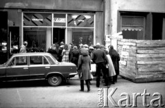 1981, Kraków, Polska.
Kolejka przed sklepem 