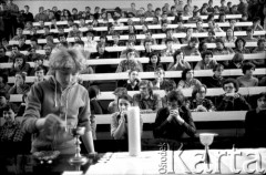 16.02.1981, Kraków, Polska.
Przygotowania do mszy świętej w czasie strajku w Akademii Górniczo-Hutniczej. Głównym postulatem studentów była rejestracja Niezależnego Zrzeszenia Studentów.
Fot. Piotr Dylik, zbiory Ośrodka Karta.