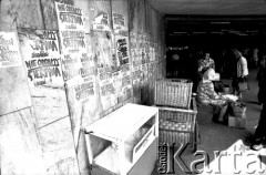 1981, Kraków, Polska.
Handel uliczny. Na ścianie plakaty opozycyjne z napisem: 