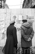 1981, Kraków, Polska.
Przechodnie czytają druki opozycyjne.
Fot. Piotr Dylik, zbiory Ośrodka Karta.