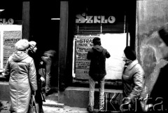 Luty 1981, Kraków, Polska.
Mężczyzna zawiesza plakat dotyczący strajku studenckiego na Uniwersytecie Jagiellońskim.
Fot. Piotr Dylik, zbiory Ośrodka Karta.