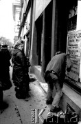 Luty 1981, Kraków, Polska.
Mężczyzna zawiesza plakat dotyczący strajku studenckiego na Uniwersytecie Jagiellońskim.
Fot. Piotr Dylik, zbiory Ośrodka Karta.