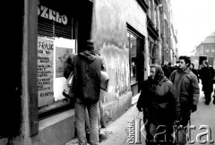 Luty 1981, Kraków, Polska.
Mężczyzna zawiesza plakat dotyczący strajku studenckiego na Uniwersytecie Jagiellońskim.
Fot. Piotr Dylik, zbiory Ośrodka Karta.