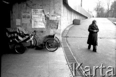 Marzec 1981, Kraków, Polska.
Krakowska ulica - kobieta mija druki opozycyjne (m.in. dotyczące strajku).
Fot. Piotr Dylik, zbiory Ośrodka Karta.