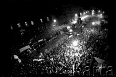 11.11.1981, Kraków, Polska.
Demonstracja przed Grobem Nieznanego Żołnierza. Nad tłumem powiewają transparenty i flagi.
Fot. Piotr Dylik, zbiory Ośrodka Karta.