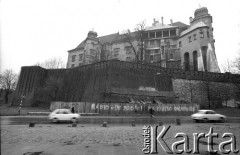 1981, Kraków, Polska.
„Radio i TV środki masowego ogłupiania” – napis pod Wawelem.
Fot. Piotr Dylik, zbiory Ośrodka Karta.