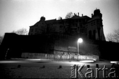 1981, Kraków, Polska.
„Radio i TV środki masowego ogłupiania” – napis pod Wawelem.
Fot. Piotr Dylik, zbiory Ośrodka Karta.