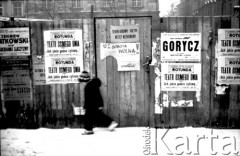 1981, Kraków, Polska.
Chłopiec mija zawieszone na ogrodzeniu druki opozycyjne i afisze teatralne przedstawienia Teatru Ósmego Dania.
Fot. Piotr Dylik, zbiory Ośrodka Karta.