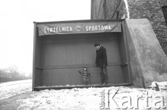 1981, Kraków, Polska.
Mężczyzna z dzieckiem na strzelnicy sportowej.
Fot. Piotr Dylik, zbiory Ośrodka Karta.