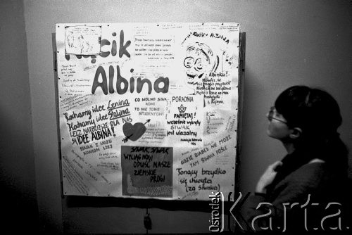 Listopad 1981, Kraków, Polska.
Strajk okupacyjny studentów Akademii Górniczo-Hutniczej w listopadzie 1981 roku. Na fotografii studentka ogląda plakat z satyrycznymi hasłami dotyczącymi członka Biura Politycznego KC Albina Siwaka.
Fot. Piotr Dylik, zbiory Ośrodka KARTA