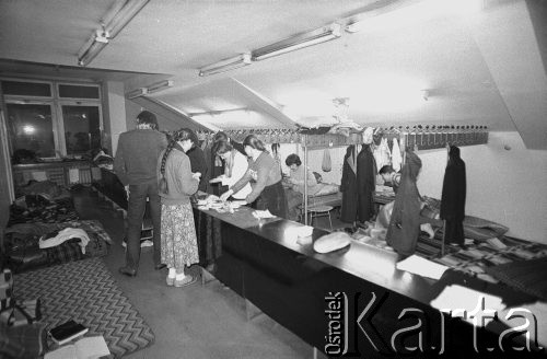 Listopad 1981, Kraków, Polska.
Strajk okupacyjny studentów Akademii Górniczo-Hutniczej w listopadzie 1981 roku. Uczestnicy strajku przygotowują posiłek w uczelnianej szatni zaadoptowanej na dormitorium. 
Fot. Piotr Dylik, zbiory Ośrodka KARTA