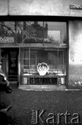 1981, Kraków, Polska.
Sklep Społem przy Rynku Głównym. W witrynie reklama firmy cukierniczej ZPC 22 Lipca Emil Wedel oraz znak towarowy zakładu - chłopiec jadący na zebrze.
Fot. Piotr Dylik, zbiory Ośrodka KARTA
