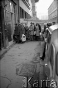 1981, Kraków, Polska.
Kolejka przed sklepem 