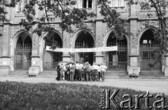 1981, Kraków, Polska.
Studenci manifestują solidarność z więźniami politycznymi. Nad wejściem do Collegium Novum UJ zawieszony transparent 