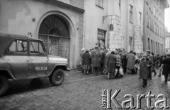 1981, Kraków, Polska.
Tłum przed sklepem WPHW prz ul. Siennej. 
Fot. Piotr Dylik, zbiory Ośrodka KARTA